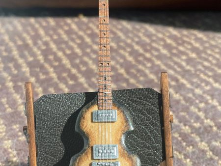 GUITAR:   P.M. LH Hofner bass Online